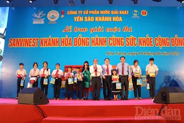 và 30 xuất học bỗng cho học sinh nghèo vượt khó