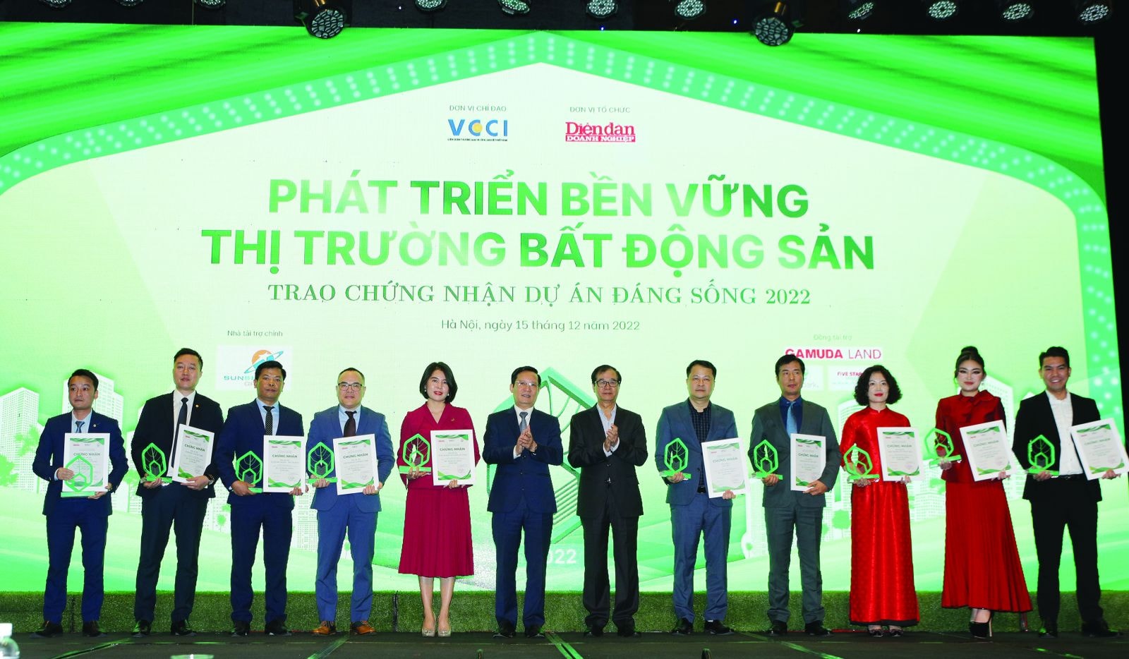 Ban tổ chức chương trình bình chọn “Dự án đáng sống” đã trao giấy Chứng nhận cho các dự án.