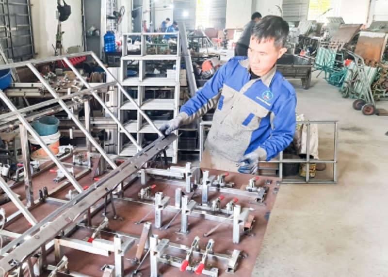 Công nhân Công ty TNHH Sản xuất và kinh doanh Đại Nghĩa chế tạo, lắp ráp máy cấy (ảnh báo Thái Bình)