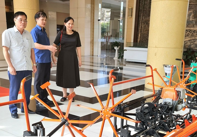 Máy cấy của Công ty TNHH Sản xuất và kinh doanh Đại Nghĩa được Sở Công Thương lựa chọn là sản phẩm công nghiệp tiêu biểu của tỉnh Thái Bình tham gia kết nối cung cầu (ảnh báo Thái Bình)