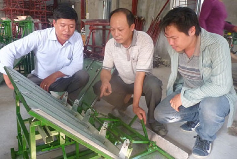 Ấp ủ ước mơ nhiều năm trời là giúp mẹ và người nông dân quê mình đỡ vất vả, anh Trần Đại Nghĩa, ở thôn Đông Hoàng, xã Đông Hoàng, huyện Tiền Hải, tỉnh Thái Bình đã chế tạo thành công máy cấy không cần động cơ