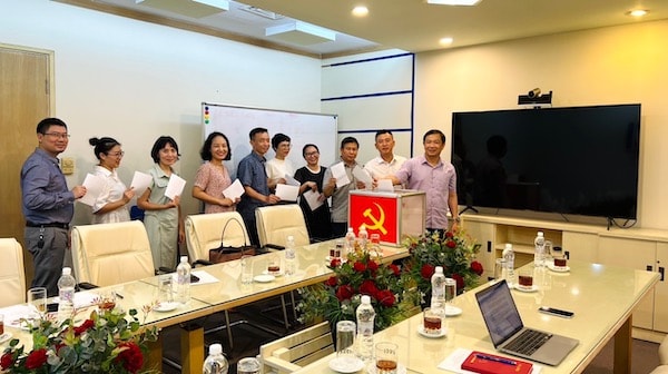 Hội nghị cũng nhất trí số lượng và danh sách bầu Ủy viên Ban Thường vụ Công đoàn VCCI khóa V là 05 đồng chí gồm: Đồng chí Bùi Quang Cường, đồng chí Nguyễn Anh Đức, đồng chí Mai Thị Diệu Huyền, đồng chí Nguyễn Ích Hạnh và đồng chí Lê Thị Kim Thành.