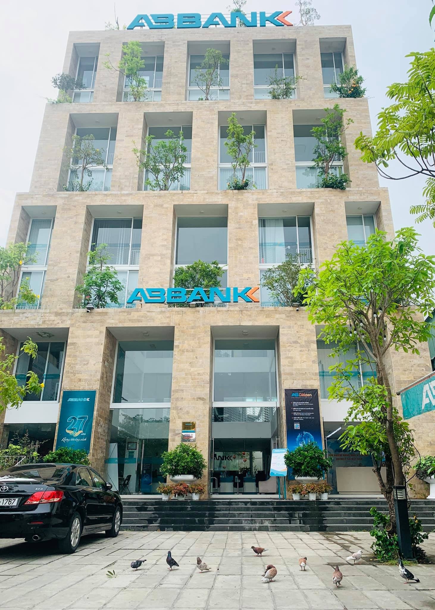 ABBANK triển khai hệ thống biển hiệu, biển quảng cáo với nhận diện theo các quy chuẩn, chất liệu hiện đại nhất tại 165 đơn vị kinh doanh trên toàn hệ thống từ năm 2018. Hệ thống điện chiếu sáng giúp ABBANK tăng nhận diện thương hiệu và thu hút, tạo ấn tượng với khách hàng.