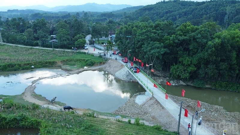 Cây cầu Khe Tuần có chiều dài 25,06m tính đến đuôi mố, bề rộng cầu 3,5m, tải trọng 7 tấn cùng 35m đường dẫn bê tông với tổng kinh phí xây dựng hơn 1,7 tỷ đồng