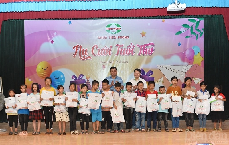 Nhân dịp này, Nhựa Tiền Phong đã dành tặng những suất học bổng cho các em học sinh giỏi vượt khó của trường tiểu học Hương Vĩnh và THCS Phú Gia trong chương trình “Nụ cười tuổi thơ”