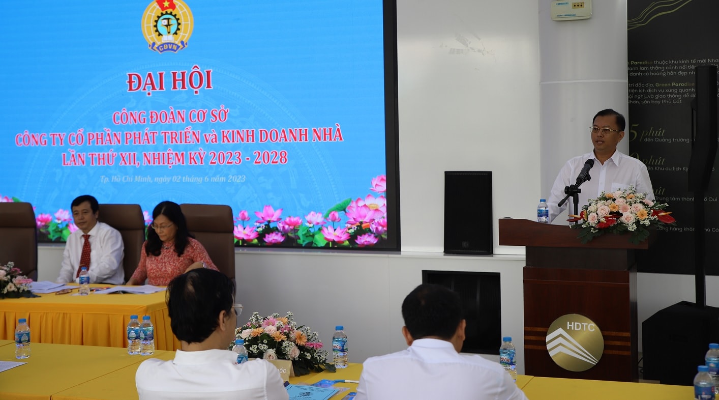 Đồng chí Trịnh Trung Trưởng, bí thư Đảng Ủyp/Công ty , phát biểu chỉ đạo