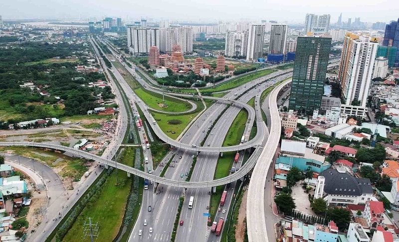 Mục tiêu lớn, nhưng tăng trưởng của TP. HCM đang đứng trước thách thức của bài toán hạ tầng, tốc độ đô thị hóa quá nhanh và các động lực tăng trưởng cần đòn bẩy mới. Nếu được hóa giải với cơ chế, chính sách thí điểm và được áp dụng hiệu quả, đây không chỉ là cơ hội của riêng TP. HCM, mà còn của cả vùng KTTĐ phía Nam và cả nước
