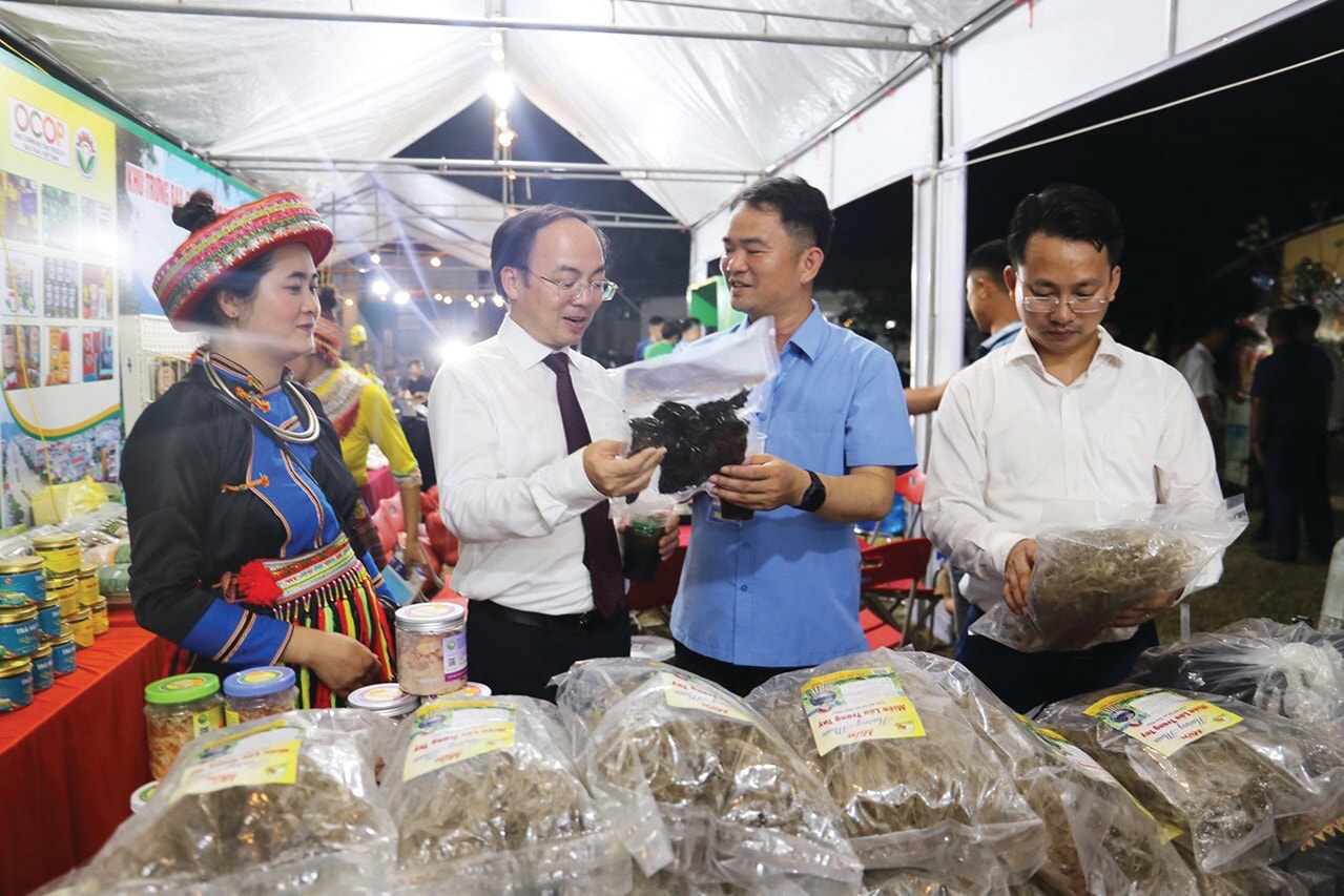  Chủ tịch UBND tỉnh Nguyễn Đăng Bình và các đại biểu tham quan gian trưng bày, giới thiệu, quảng bá các món ẩm thực dân tộc và sản phẩm nông sản OCOP huyện Ba Bể.