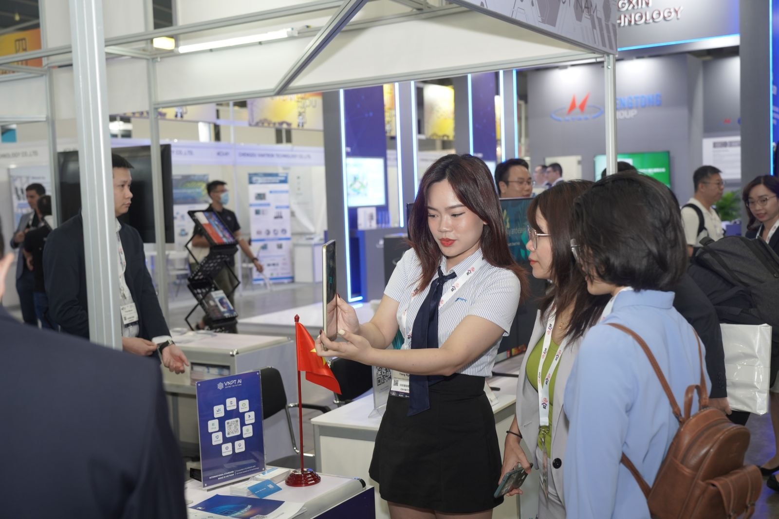 VNPT Face ID gây ấn tượng tại Asia Tech X Singapore 2023.