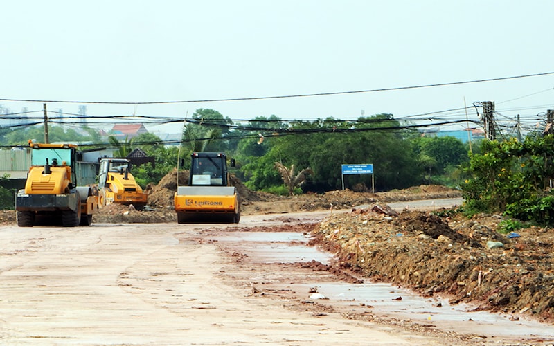 ông Ngô Thế Ân -Giám đốc Ban Giao thông Đồng Nai, giải thích: việc Dự án Hương lộ 2 chậm tiến độ và nhiều lần phải gia hạn hợp đồng xây lắp với các nhà thầu vì lý do thiếu mặt bằng thi công