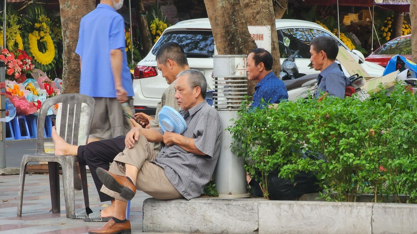 Người dân ra các công viên tránh nóng do mất điện. Ảnh: Đinh Mười.