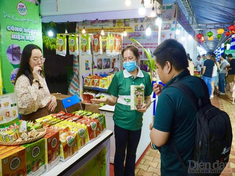 Khách hàng trải nghiệm sản phẩm OCOP tại một hội chợ xúc tiến thương mại.