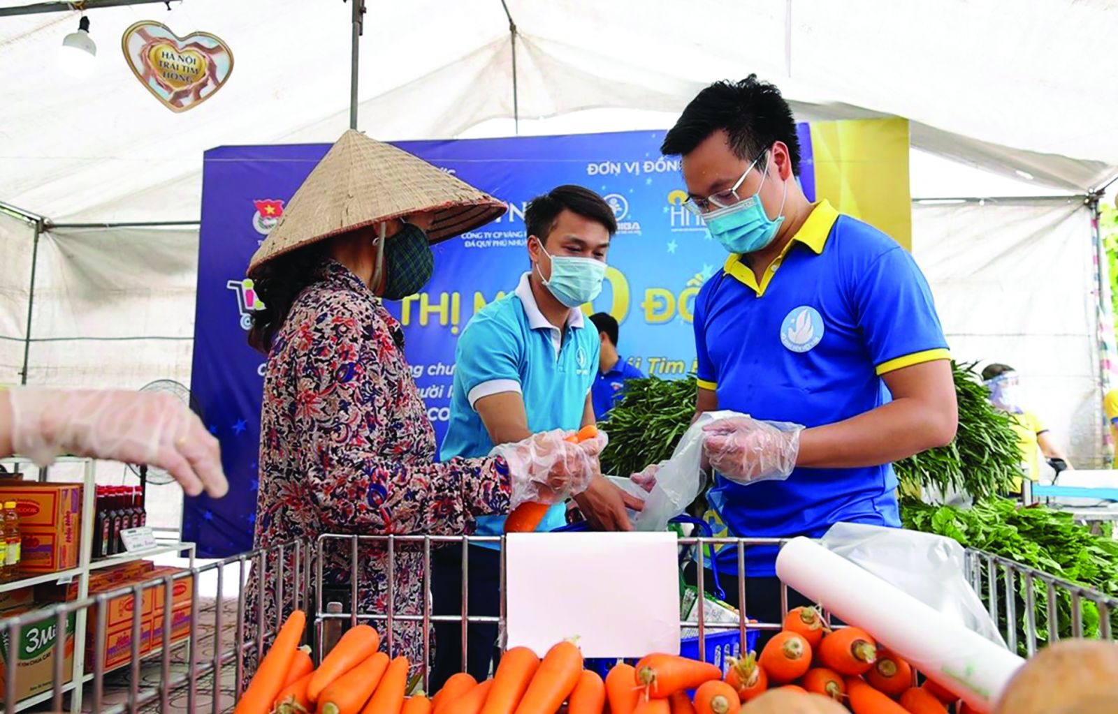  “Siêu thị mini 0 đồng - Hà Nội trái tim hồng” tại Thủ đô do Thành đoàn, Hội Sinh viên thành phố Hà Nội - Hội Sinh viên Việt Nam phối hợp với các doanh nghiệp trên địa bàn tổ chức triển khai hỗ trợ người dân gặp khó khăn do ảnh hưởng COVID-19.p/Ảnh: PV