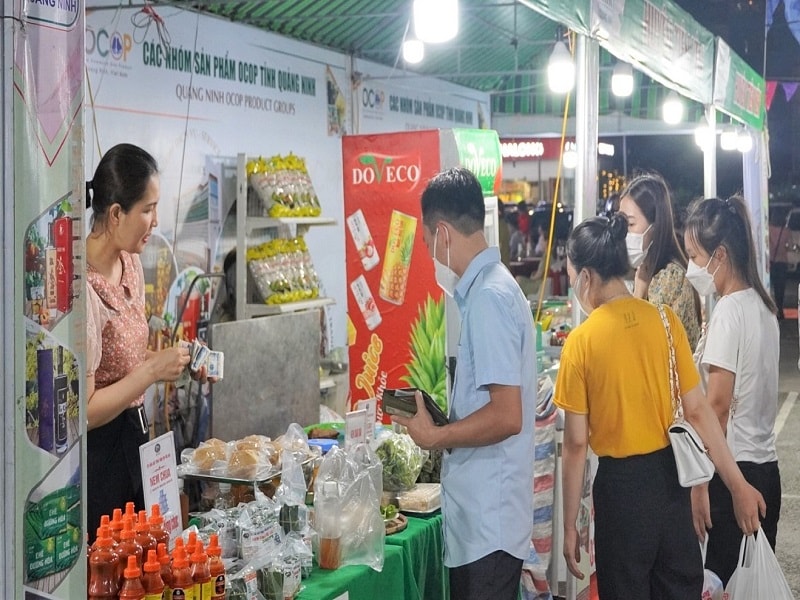 Nhằm tạo dựng thương hiệu cho hàng hóa của tỉnh và phát triển du lịch bền vững Quảng Ninh đã chọn giải pháp trọng tâm quảng bá, kết nối sản phẩm OCOP gắn với phát triển du lịch.