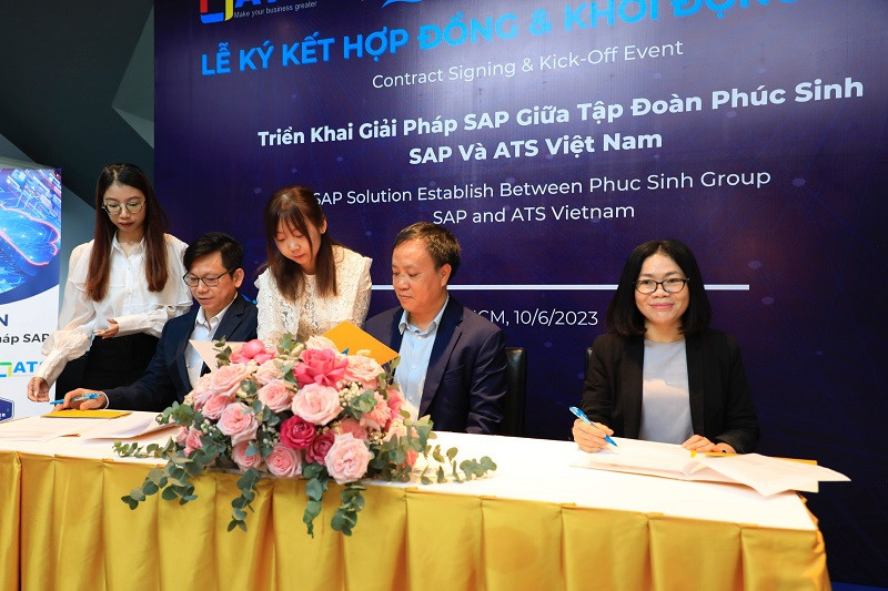 Ông Phan Minh Thông - Chủ Tịch Phúc Sinh Group, đại diện SAP có Bà Nguyễn Thị Thuỳ Trang - Giám đốc Tài chính (CFO), Ông Lê Đình Anh Việt - Tổng Giám Đốc ATS