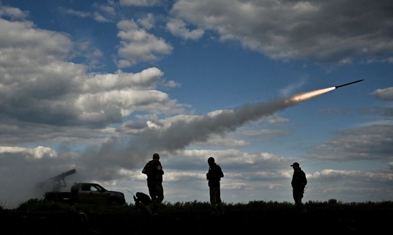  Ukraine khai hỏa vào vị trí của quân đội Nga ở khu vực Zaporizhzhia. Ảnh: Reuters