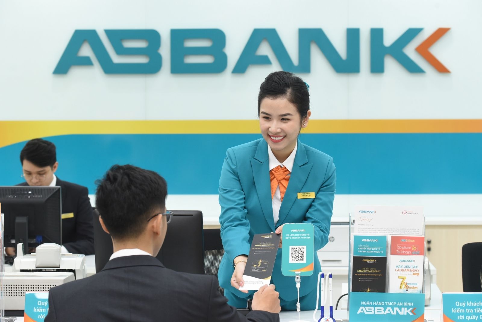 ABBANK sẽ dành nguồn lực đầu tư dài hạn vào con người, hệ thống công nghệ và dữ liệu, tập trung phát triển bền vững theo định hướng “Khách hàng làm trọng tâm”, đưa Ngân hàng trở thành một tổ chức thực sự tạo giá trị cho xã hội, mang lại sự tiện lợi và an toàn cho khách hàng và lợi ích cho cổ đông