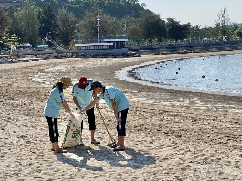 Các em học trường THPT Ngô Quyền sinh tham gia chương trình làm sạch bãi biển trong chương trình trải nghiệm du lịch do Sở Du lịch, Sở Giáo dục và Đào tạo Hải Phòng tổ chức