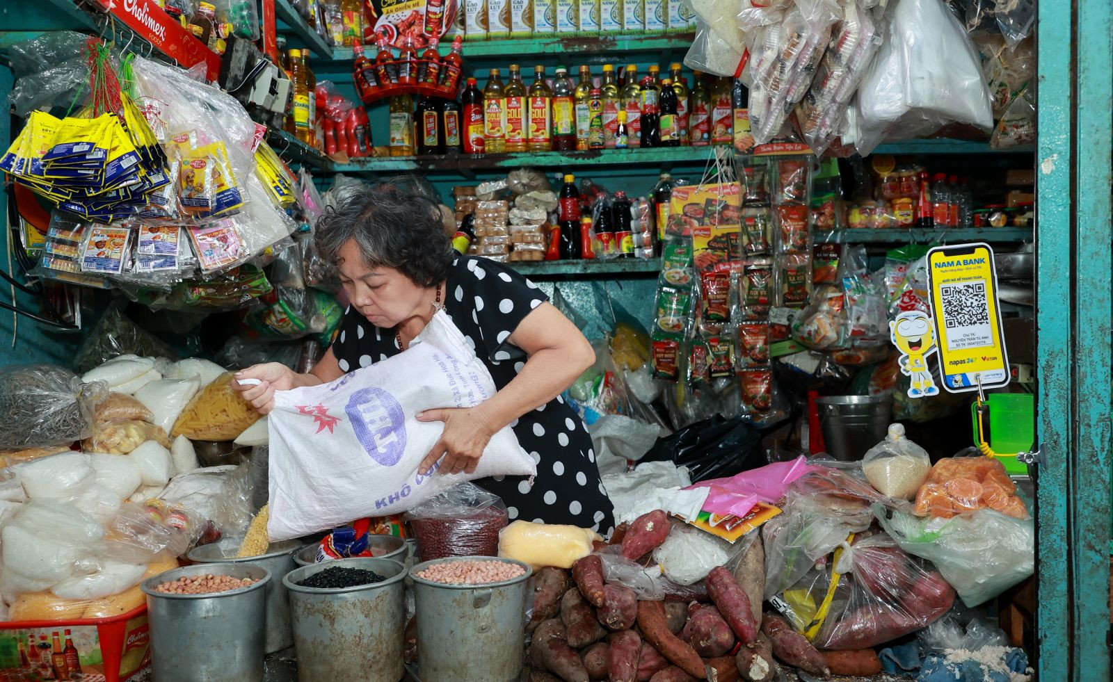 Quầy hàng đồ khô tại chợ Tân Định – TP HCM được trang bị mã QR để người mua dễ dàng thanh toán