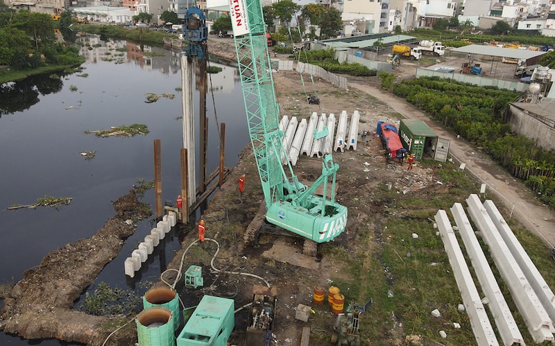 , dự án đã triển khai cách đây 21 năm với việc giải phóng mặt bằng và nạo vét, đắp bờ đất hai bên, xây dựng cửa xả thoát nước tại một số rạch nhánh xung quanh. Giai đoạn 2 của dự án bị chậm trễ do thiếu vốn, khiến kênh ô nhiễm nghiêm trọng. Đến năm 2021, dự án được chuyển sang đầu tư bằng ngân sách, kết hợp vốn của Trung ương và TP.HCM với tổng mức đầu tư 8.200 tỷ đồng.