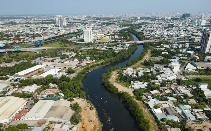 Kênh Tham Lương - Bến Cát - rạch Nước Lên dài gần 32 km, qua 7 quận, huyện: 12, Bình Tân, Tân Phú, Tân Bình, Gò Vấp, Bình Thạnh và Bình Chánh