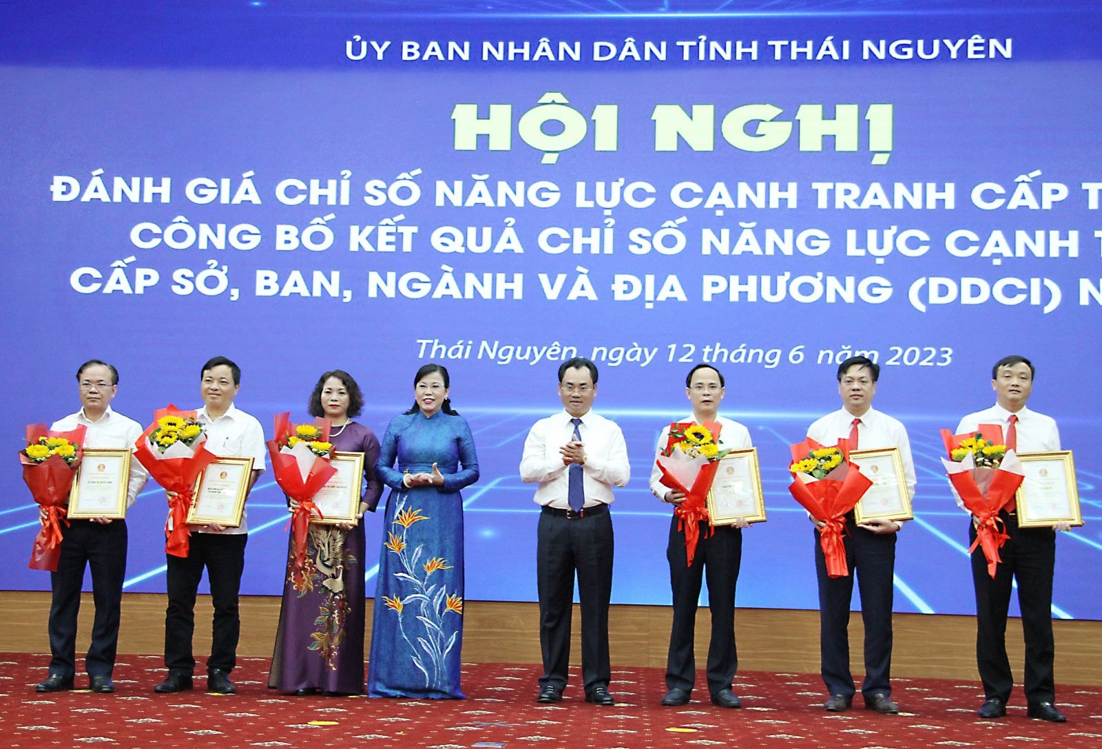 Bí thư Tỉnh ủy Thái Nguyên Nguyễn Thanh Hải và Chủ tịch UBND tỉnh Thái Nguyên Trịnh Việt Hùng trao Giấy chứng nhận cho các sở, ban, ngành, UBND cấp huyện được xếp hạng có chất lượng điều hành tốt trong DDCI 2022