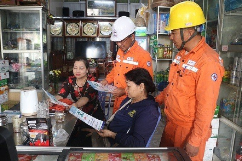 Nhân viên Điện lực Hải Phòng tuyên truyền người dân sử dụng điện an toàn, tiết kiệm trong mùa nắng nóng