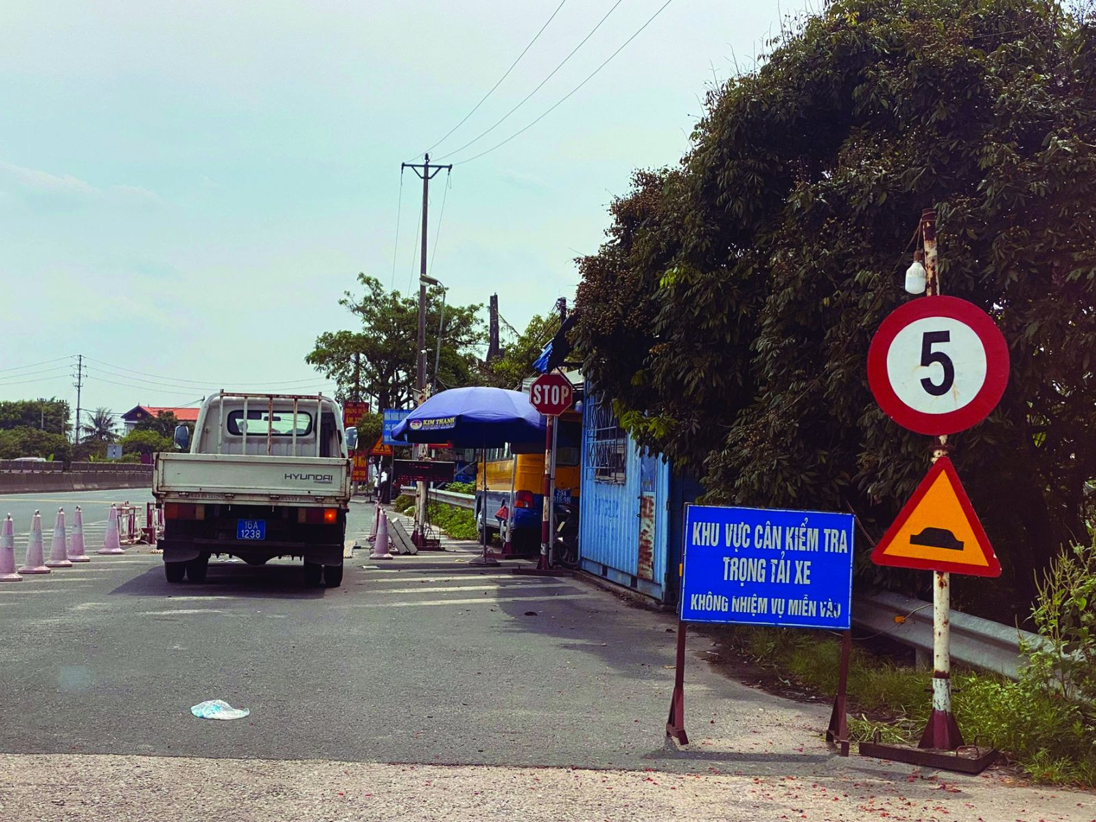  Trạm cân lưu động của Thanh tra giao thông (Sở GTVT Hải Phòng) đặt tại trạm thu phí cầu Tiên Cựu, nơi phương tiện của Công ty Cổ phần VILACONIC bị xử phạt vì quá tải trọng theo cụm trục phương tiện vào ngày 21/05/2023 vừa qua