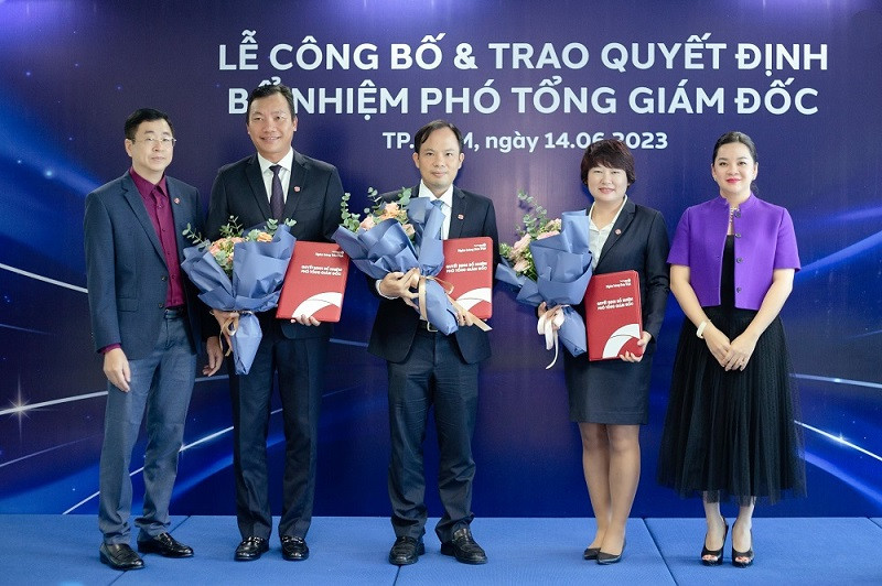 Ông Lê Anh Tài (Chủ tịch HĐQT) và Bà Nguyễn Thanh Phượng (Phó Chủ tịch HĐQT) trao quyết định bổ nhiệm đến 3 Phó Tổng Giám đốc