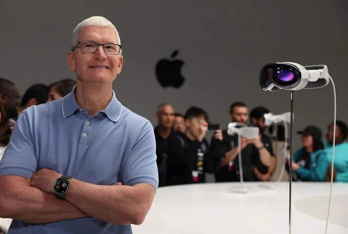 CEO Tim Cook chụp cùng thiết bị Apple Vision Pro. (Ảnh: Getty Images).