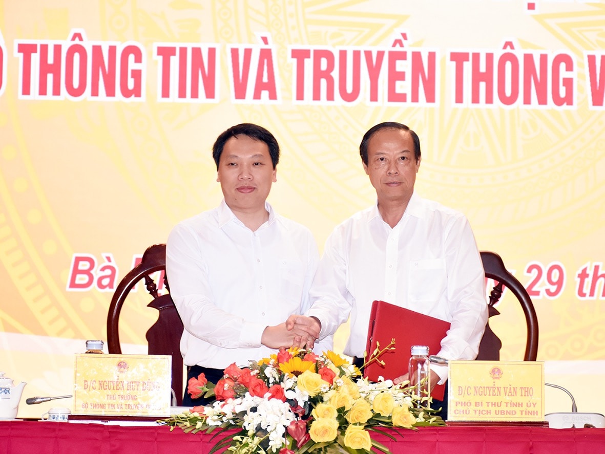  Ông Nguyễn Văn Thọ, Chủ tịch UBND tỉnh BR-VT và Thứ trưởng Bộ TT-TT Nguyễn Huy Dũng ký kết chương trình thực hiện CĐS