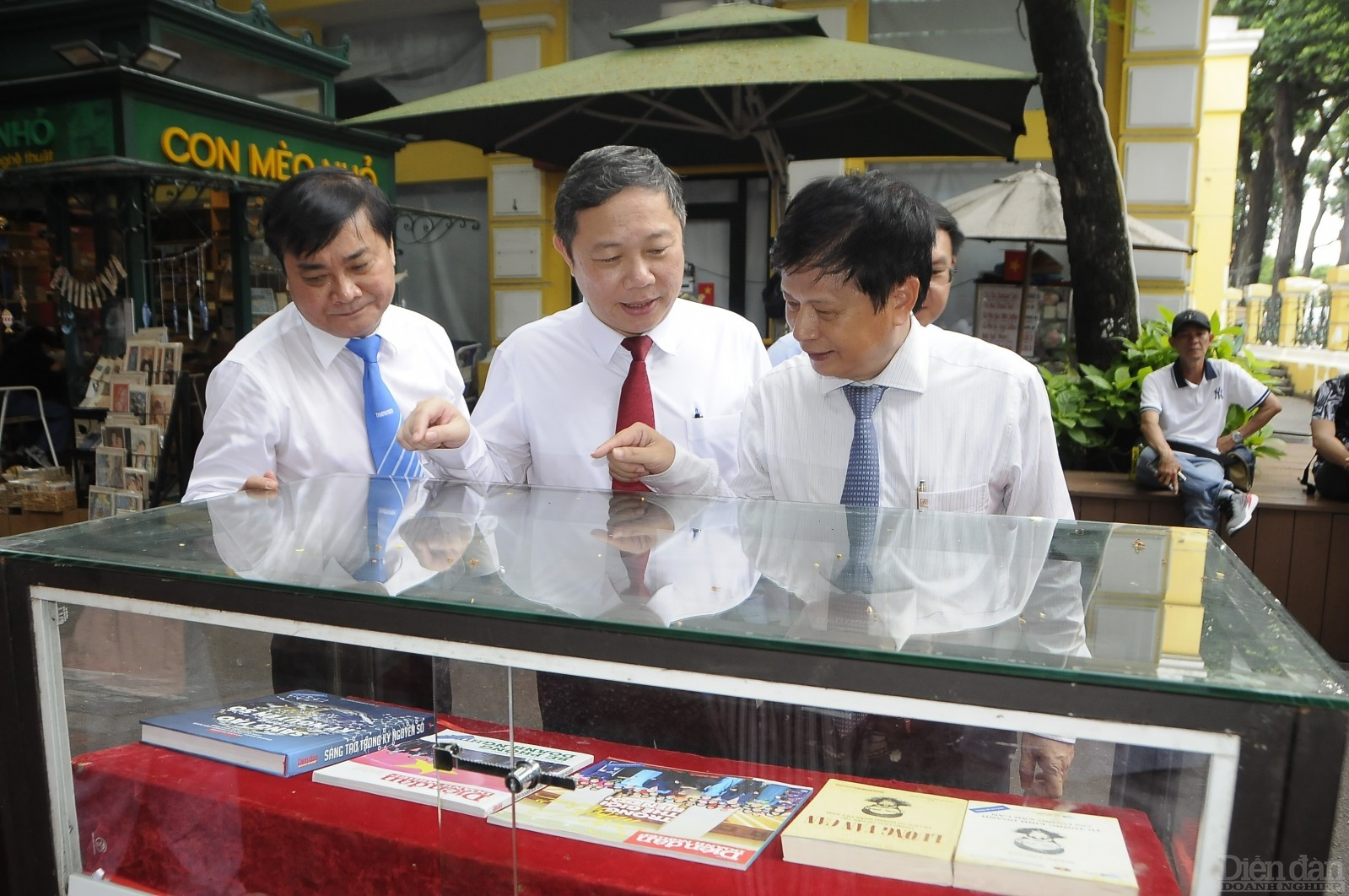 Từ trái qua, Nhà báo Nguyễn Ngọc Toàn - Tổng biên tập Báo Thanh Niên, ông Dương Anh Đức - Phó chủ tịch UBND TP.HCM và Nhà báo Trần Trọng Dũng - Phó Chủ tịch Hội Nhà báo Việt Nam tham quan tủ trưng bày sách của Tạp chí Diễn đàn Doanh nghiệp.