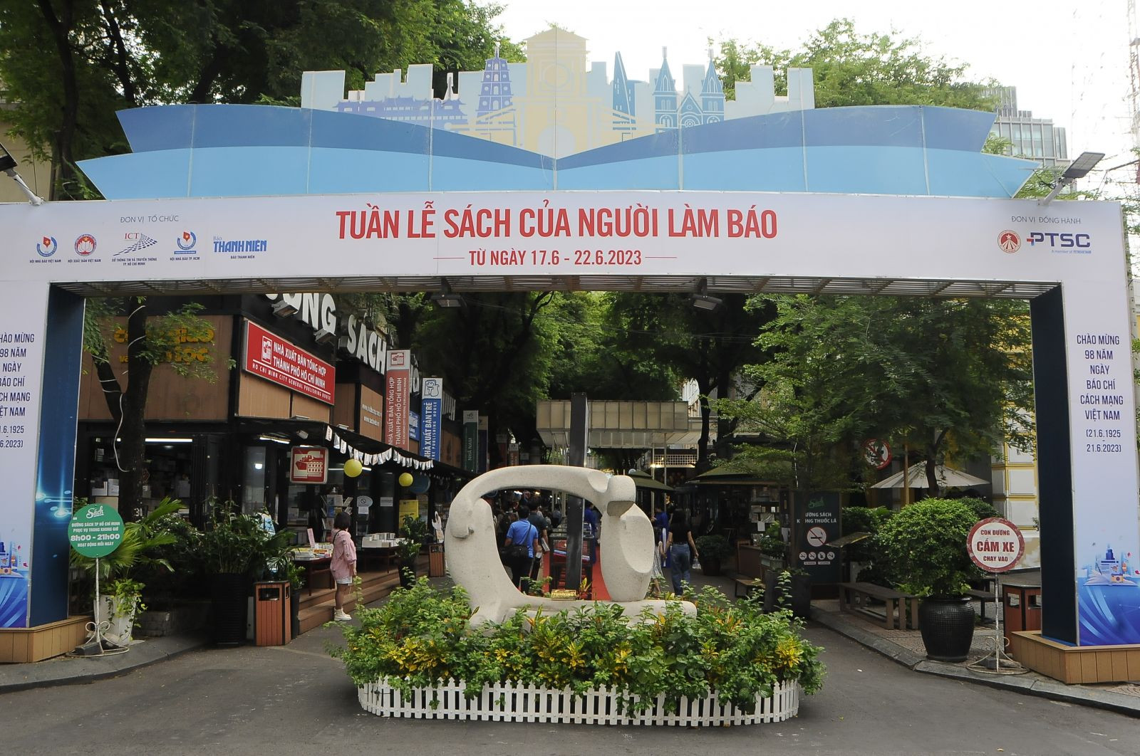 Tuần lễ Sách của người làm báo (từ 17-22/6)”, tại Đường sách TP HCM - Ảnh Đình Đại.