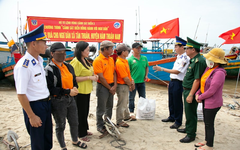 Bộ Tư lệnh Vùng Cảnh sát biển 3 tiếp tục phối hợp với Ban Dân vận Tỉnh ủy Bình Thuận tổ chức chương trình “Cảnh sát biển đồng hành với ngư dân”