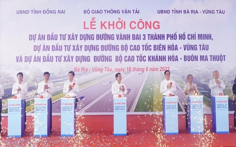 Phó Thủ tướng Trần Hồng Hà cùng Các đại biểu thực hiện nghi thức nhấn nút khởi công dự án đường bộ cao tốc Biên Hòa-Vũng Tàu