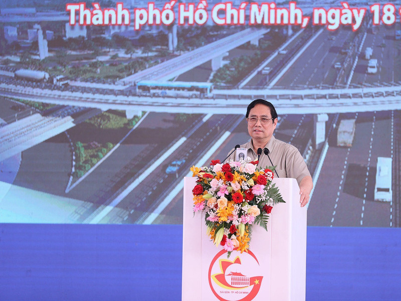 Thủ tướng Chính phủ Phạm Minh Chính: “Đất nước chúng ta chỗ nào phát triển hạ tầng chiến lược tốt thì tốc độ phát triển rất nhanh. Nhìn sang nước láng giềng Trung Quốc, 20 năm tập trung phát triển hạ tầng là 20 năm nước bạn có tốc độ phát triển 2 con số trở lên, và nước ta luôn xác định đột phá hạ tầng là mục tiêu chiến lược”.