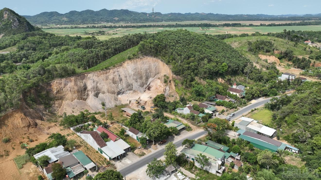 Tình trạng khai thác khoáng sản ở đây đang tiềm ẩn mối nguy cơ ô nhiễm môi trường, nằm sát QL7 nhưng không hề thấy cắm biển báo thông tin mỏ, cảnh báo giao thông khi các phương tiện liên tục vào, ra trên QL7