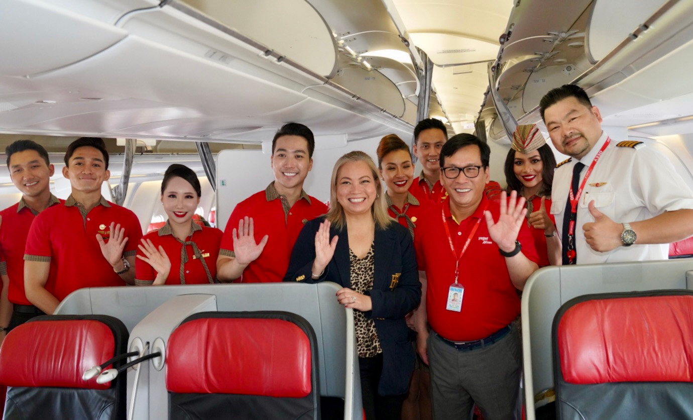 Tổng giám đốc Vietjet Đinh Việt Phương cùng phi hành đoàn Vietjet thực hiện chuyến bay đầu tiên từ TP.HCM đi Brisbane