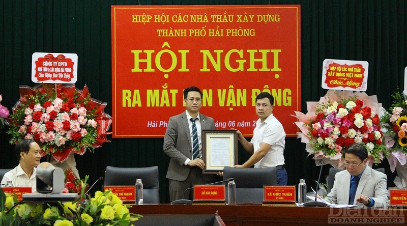 Đại diện Sở Xây dựng Hải Phòng trao quyết định công nhận Ban Vận động thành lập Hiệp hội các nhà thầu xây dựng Hải Phòng