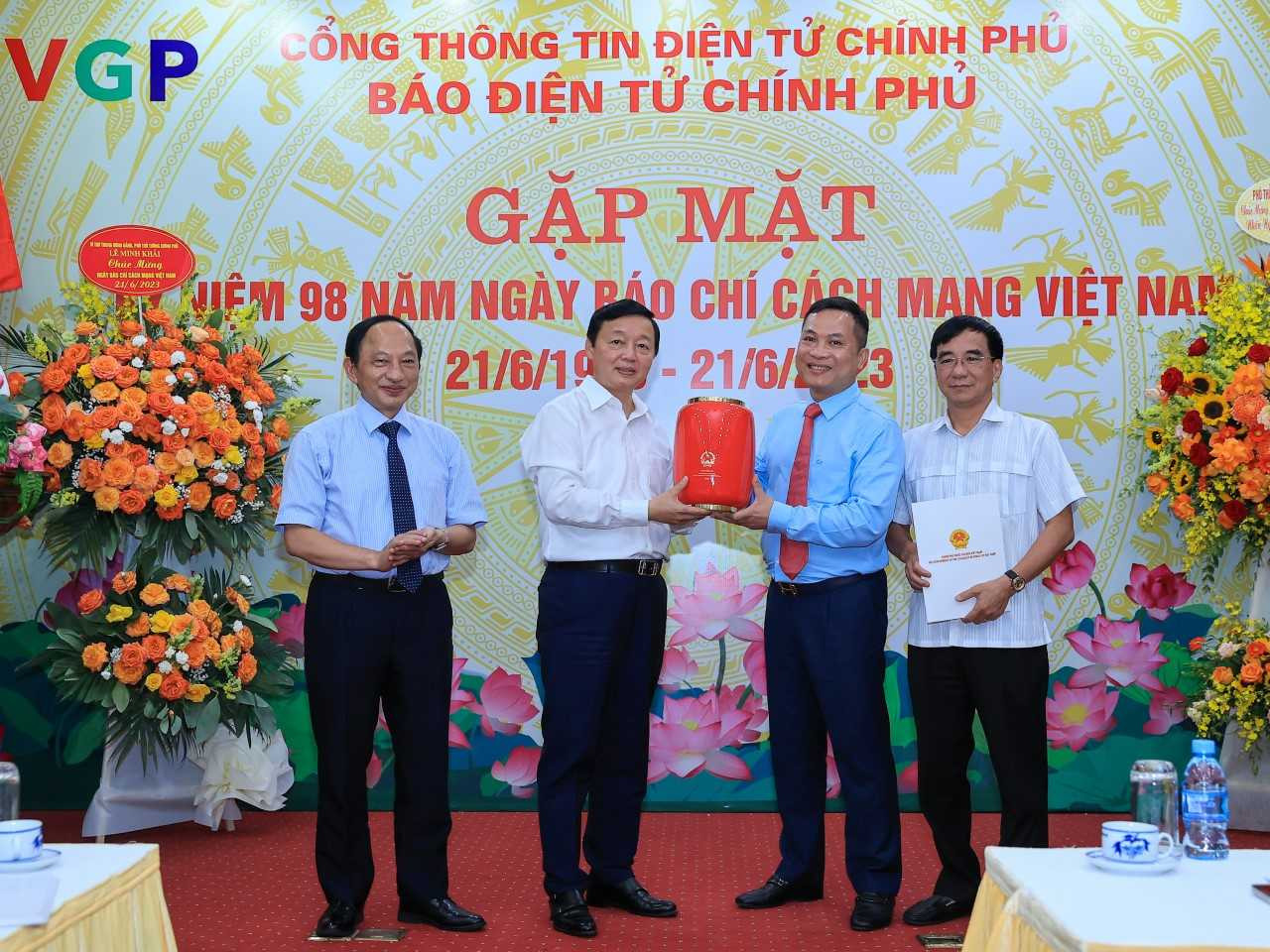 Phó Thủ tướng Trần Hồng Hà tin tưởng Cổng Thông tin điện tử Chính phủ tiếp tục kế thừa, phát huy những kết quả đã đạt được, trên tinh thần sáng tạo, đổi mới, cùng đội ngũ cán bộ, phóng viên, biên tập viên… kiên định, tâm huyết với nghề - Ảnh: VGP/Nhật Bắc