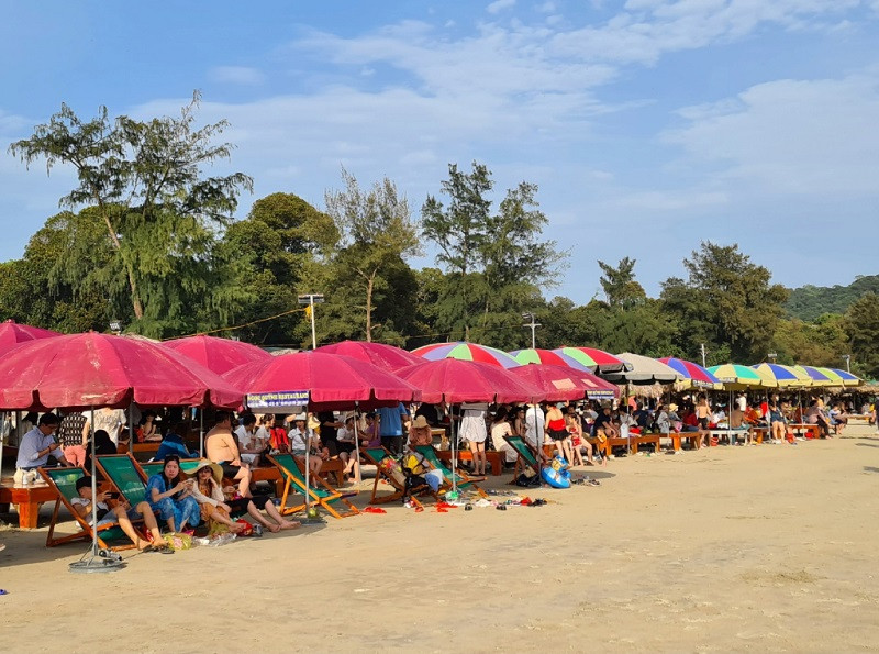 Bãi biển Vàn Chảy (xã Đồng Tiến) thu hút rất đông khách du lịch tắm biển, vui chơi (ảnh báo Quảng Ninh)