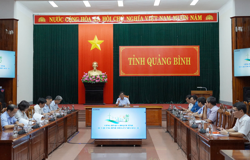 16/6, UBND tỉnh tổ chức buổi làm việc với các sở, ngành, địa phương liên quan để rà soát việc triển khai công tác chuẩn bị cho hội nghị công bố Quy hoạch tỉnh Quảng Bình và xúc tiến đầu tư năm 2023.