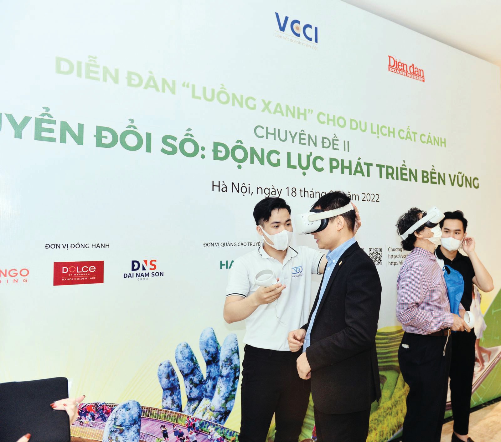  Tạp chí Diễn đàn Doanh nghiệp đã chủ trì, phối hợp với Tổng cục Du lịch tổ chức Diễn đàn “Luồng xanh” cho du lịch cất cánh”.