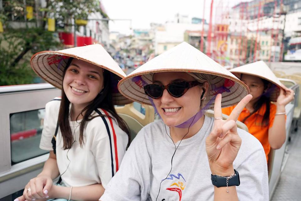 Hà Nội là một điểm đến an toàn, với tỷ lệ tội phạm bạo lực với du khách rất hiếm và hầu hết người dân địa phương đều thân thiện.