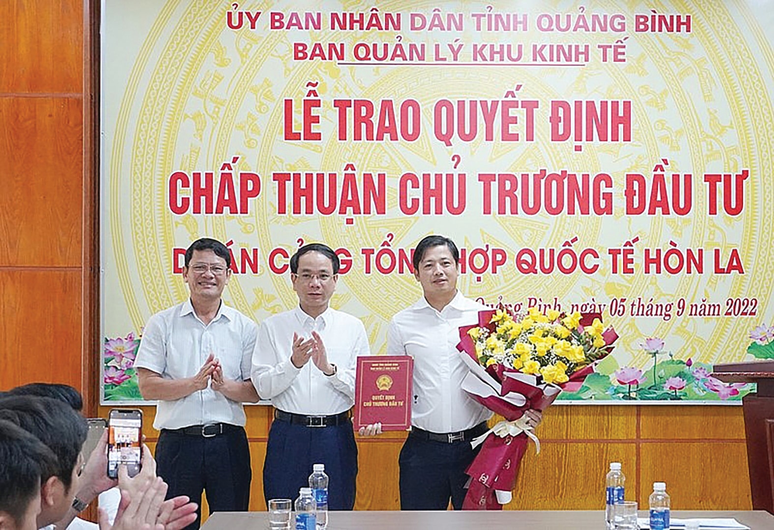  Phó Chủ tịch UBND tỉnh Quảng Bình Phan Mạnh Hùng trao Quyết định chấp thuận chủ trương đầu tư cho Công ty Cổ phần Cảng Hòn La.