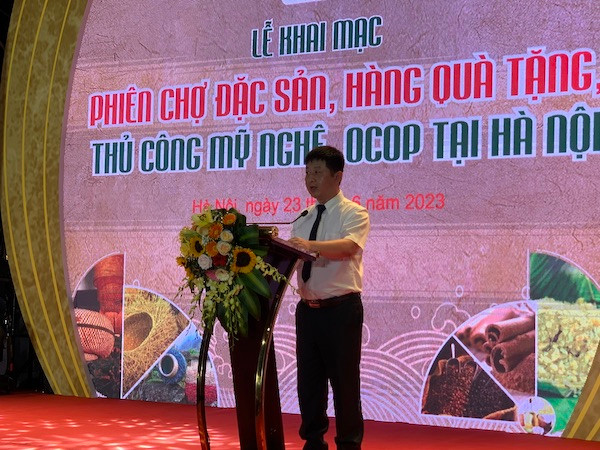 Ông Bùi Duy Quang, Phó Giám đốc Trung tâm Xúc tiến Đầu tư Thương mại Du lịch Thành phố Hà Nội (HPA) phát biểu khai mạcHội chợ “Phiên chợ đặc sản, hàng quà tặng, thủ công mỹ nghệ, OCOP” 