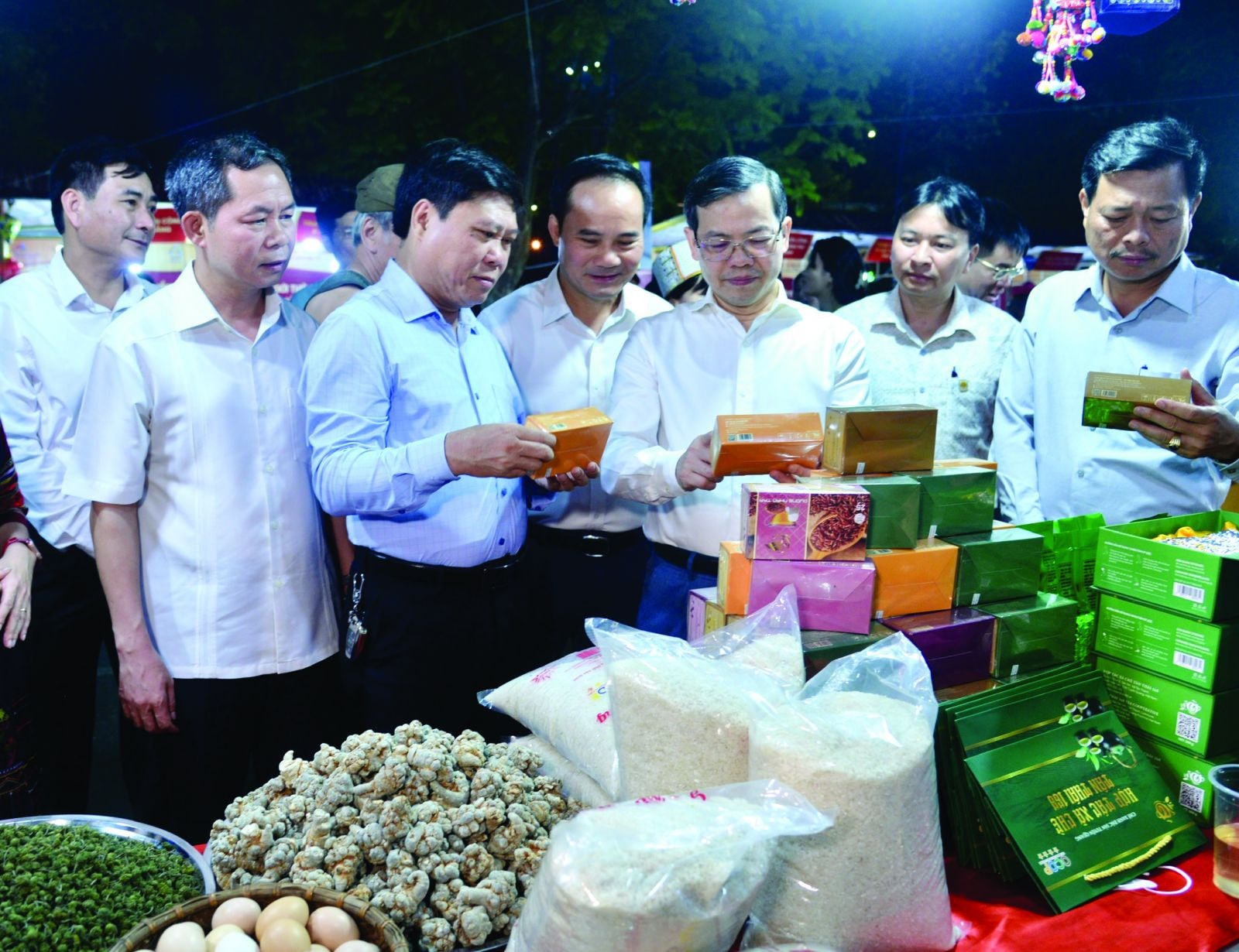  Lãnh đạo tỉnh Tuyên Quang tham quan gian hàng giới thiệu sản phẩm của tỉnh tại Chương trình trưng bày, giới thiệu sản phẩm du lịch, làng nghề Tuyên Quang năm 2023.