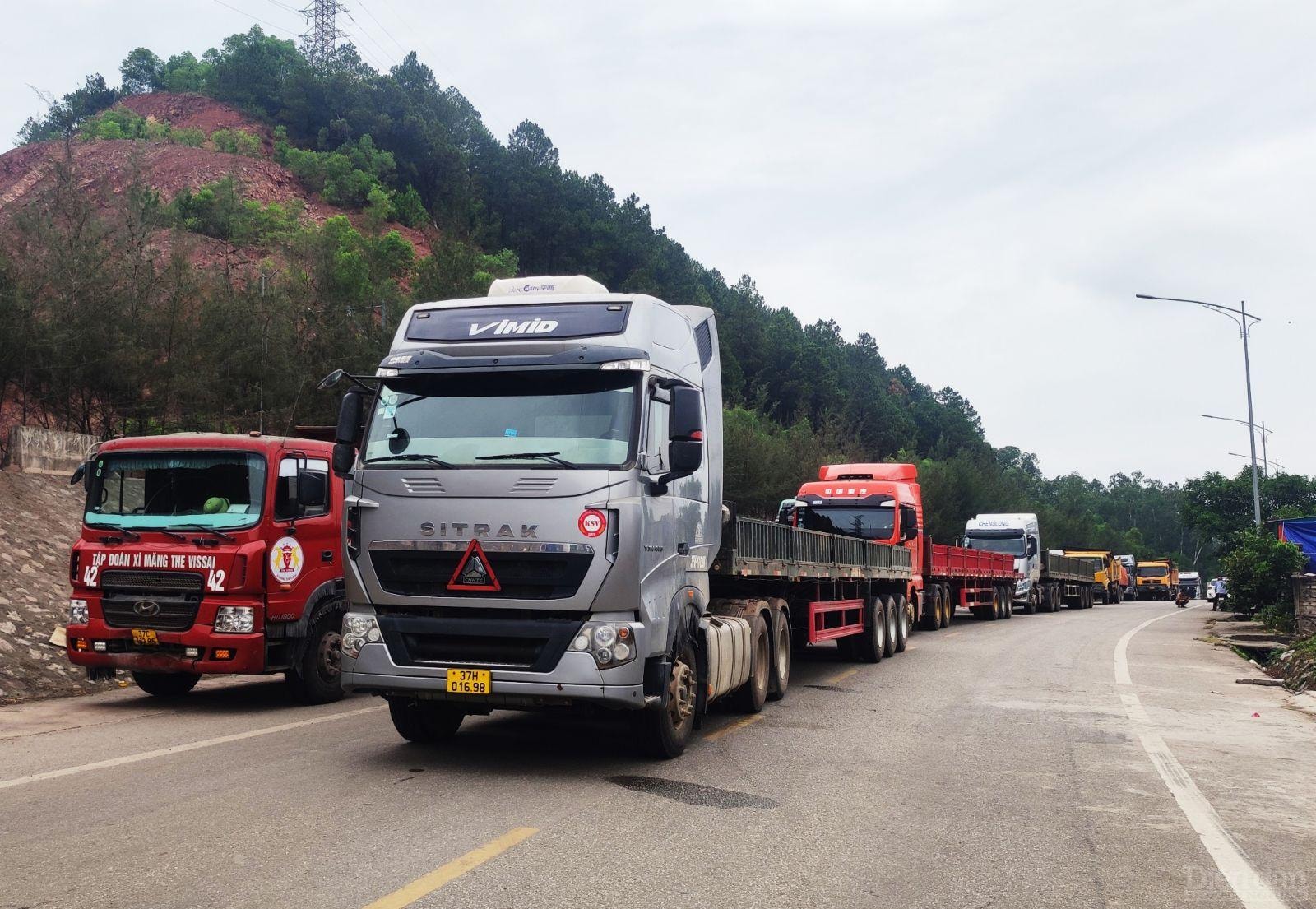 Hàng trăm xe tải, xe đầu kéo không thể di chuyển do người dân chặn đường