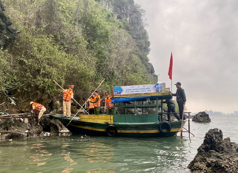 Các lực lượng chức năng TP Hạ Long tổ chức thu gom rác thải, phao xốp, làm sạch môi trường biển (ảnh báo Quảng Ninh)