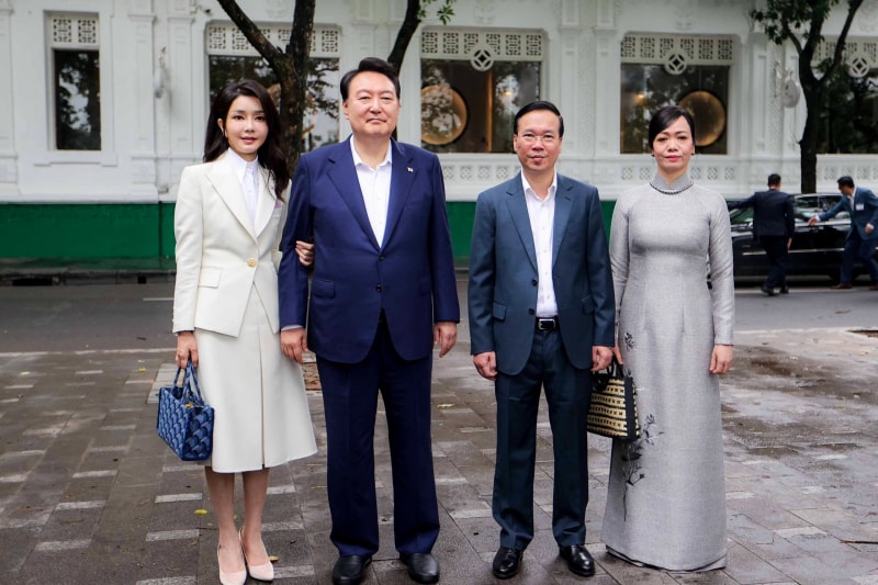 Sau khi thưởng thức bữa sáng, Chủ tịch nước Võ Văn Thưởng và Tổng thống Hàn Quốc Yoon Suk Yeol cùng hai phu nhân đã đi dạo tại phố đi bộ quanh hồ Hoàn Kiếm.